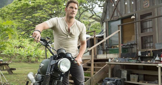 Jurassic World: First Look at Chris Pratt in 3 New Images