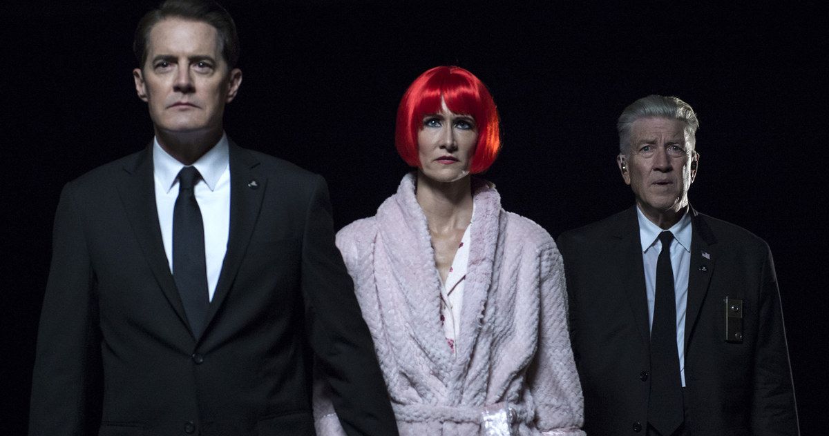Laura Dern with red hair between Kyle Maclachlan and David Lynch in Twin Peaks