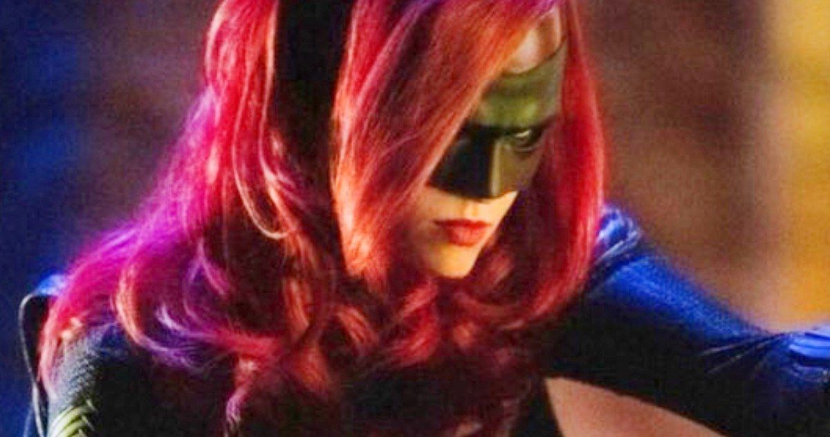 Batwoman Goes to Work in New Elseworlds Arrowverse Crossover Image