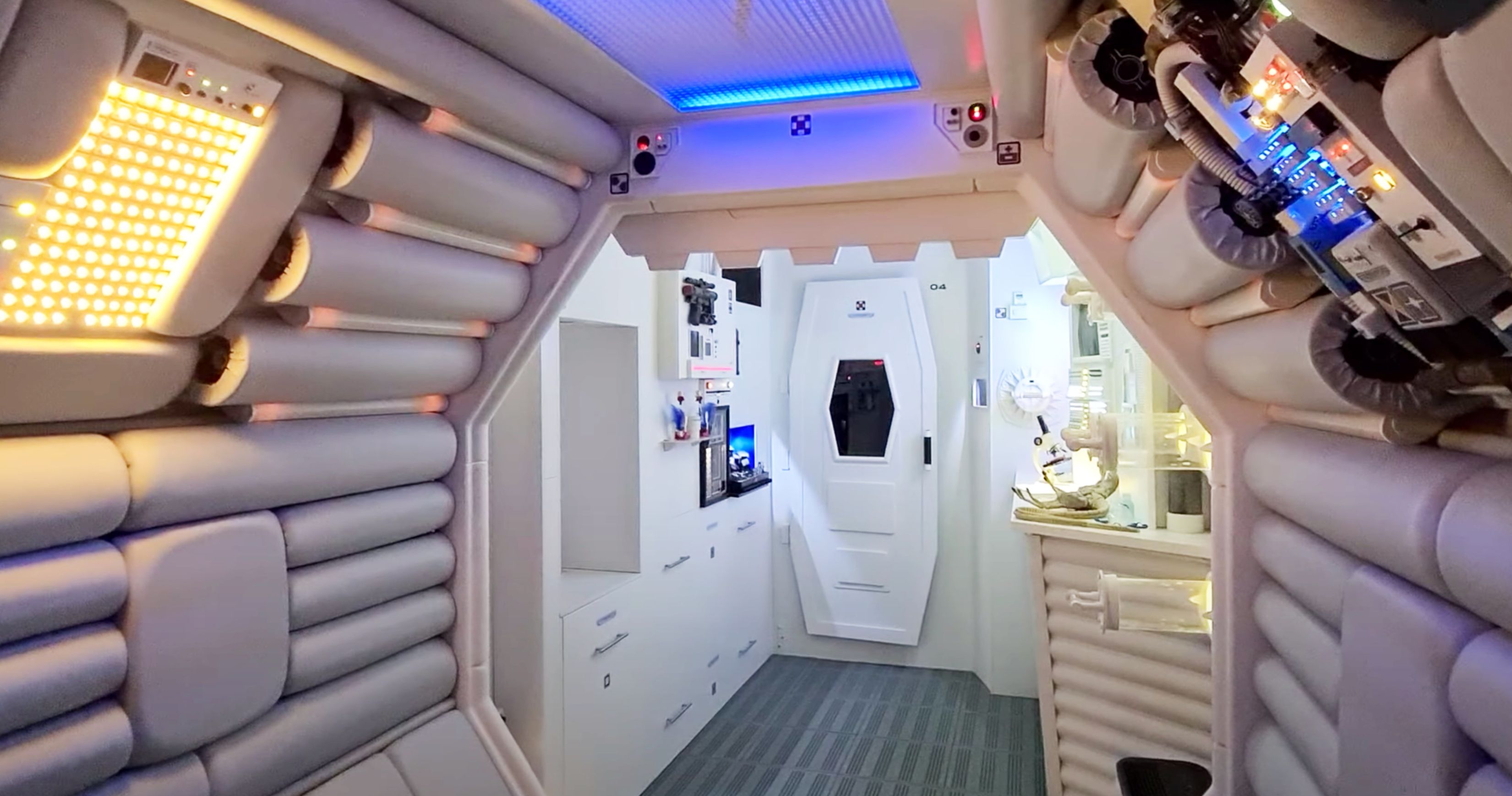 Fan Builds Nostromo Interior Replica for an Alien Museum in His Apartment