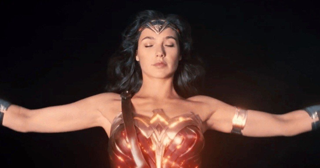 Gal Gadot Has Twitter Freaking Out Over Weird Justice League Cast Photo