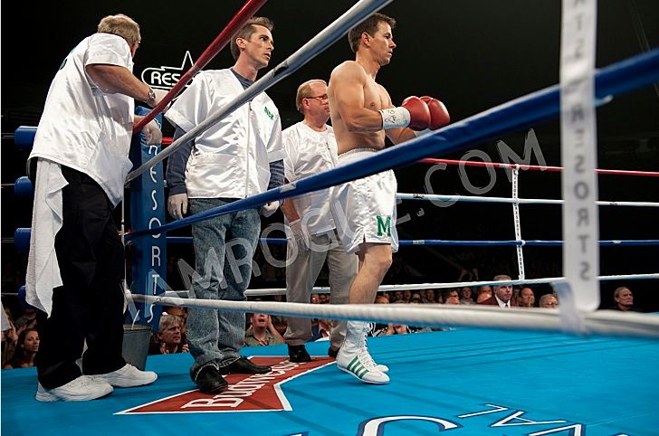 Micky Ward (Mark Wahlberg) and Dickie (Christian Bale) during the Mungin fight.