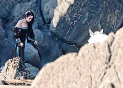 Kristien Stewart on the set of Snow White and the Huntsman #8