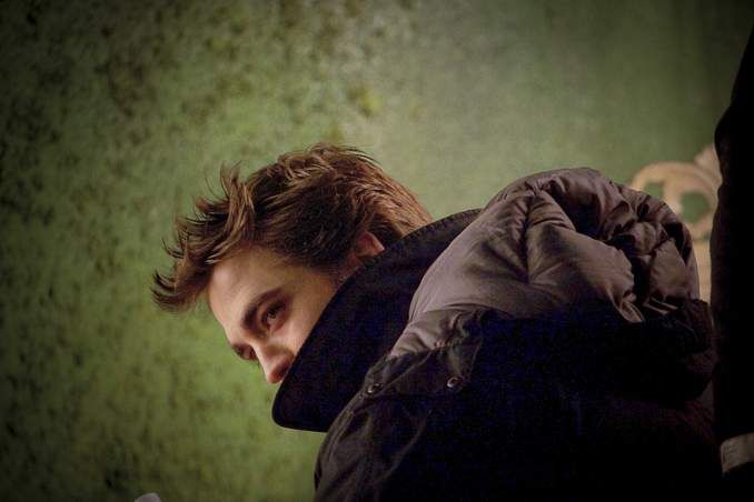 Robert Pattinson stays bundled up on a cold night