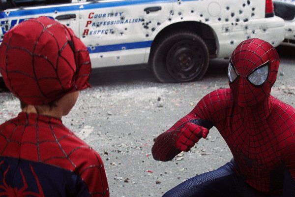 Spider-Man interacts with a young fan in The Amazing Spider-Man 2{39}