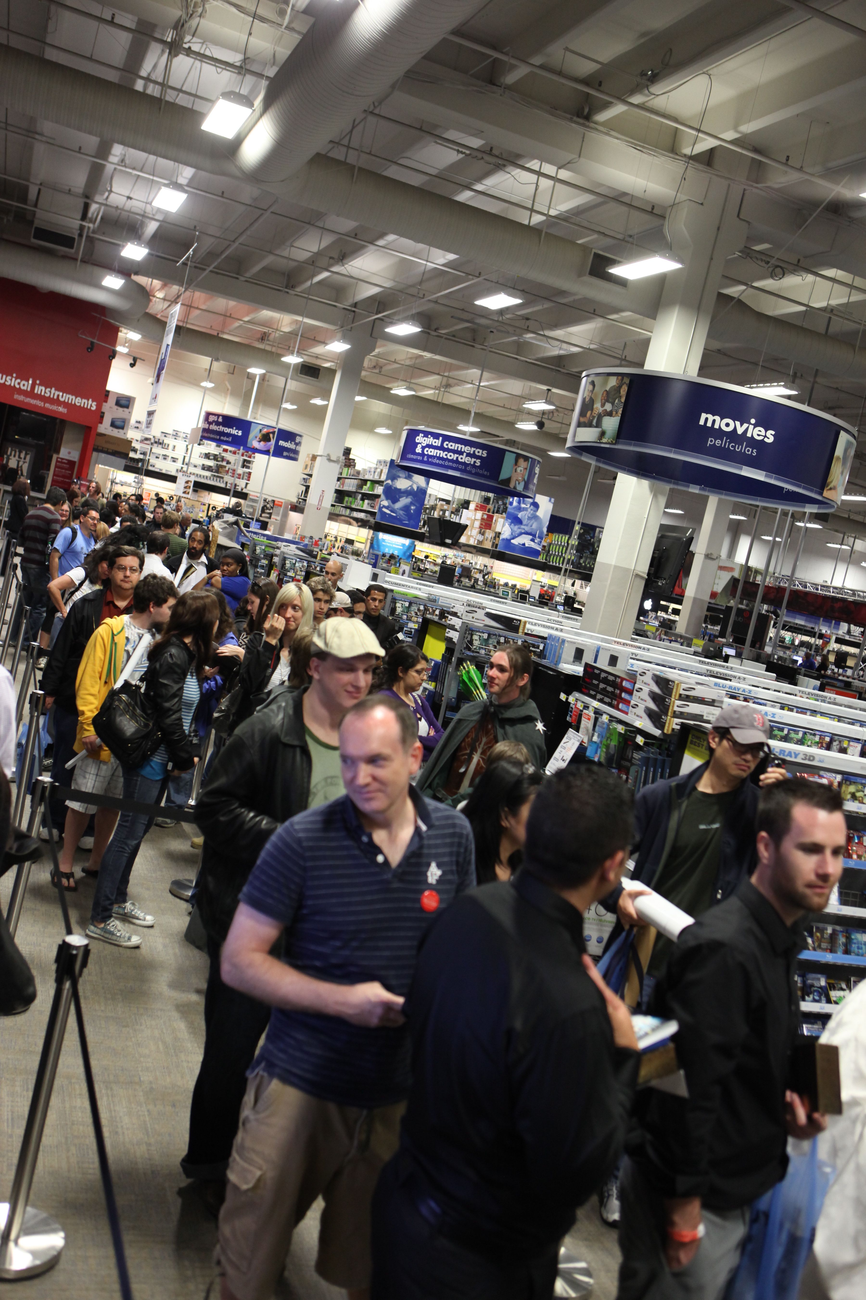 Hundreds of fans wait in line to buy The Lord of the Rings Blu-ray set <blockquote class=