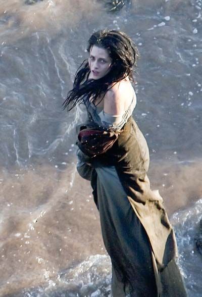Kristien Stewart on the set of Snow White and the Huntsman #2