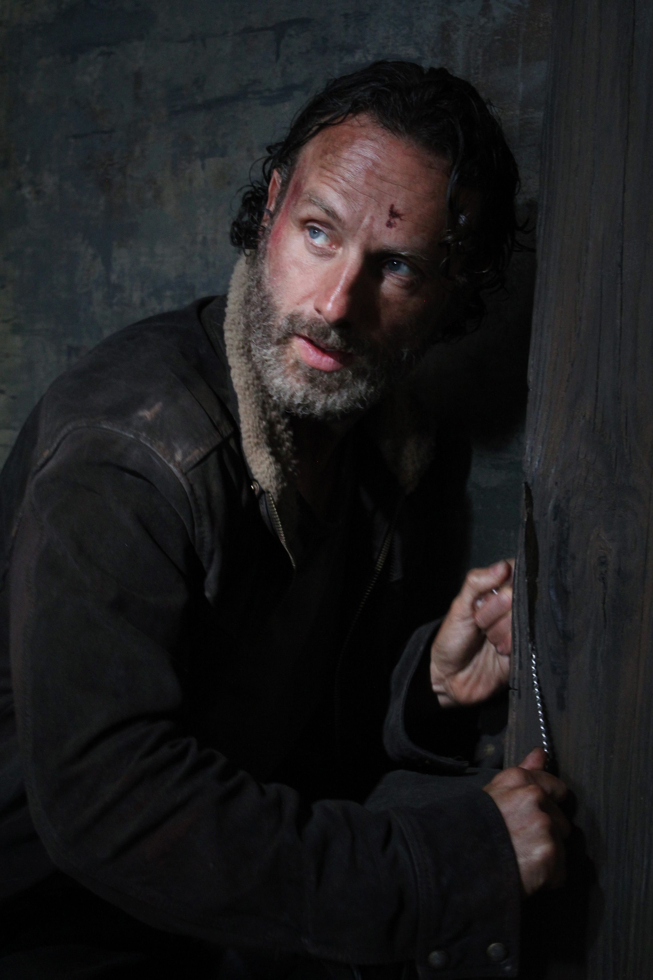 Rick Plans an Escape in New Walking Dead Season 5 Photos