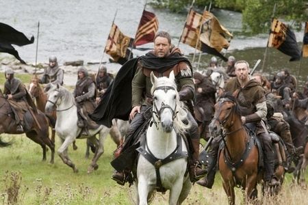 Russell Crowe riding horse back in Robin Hood