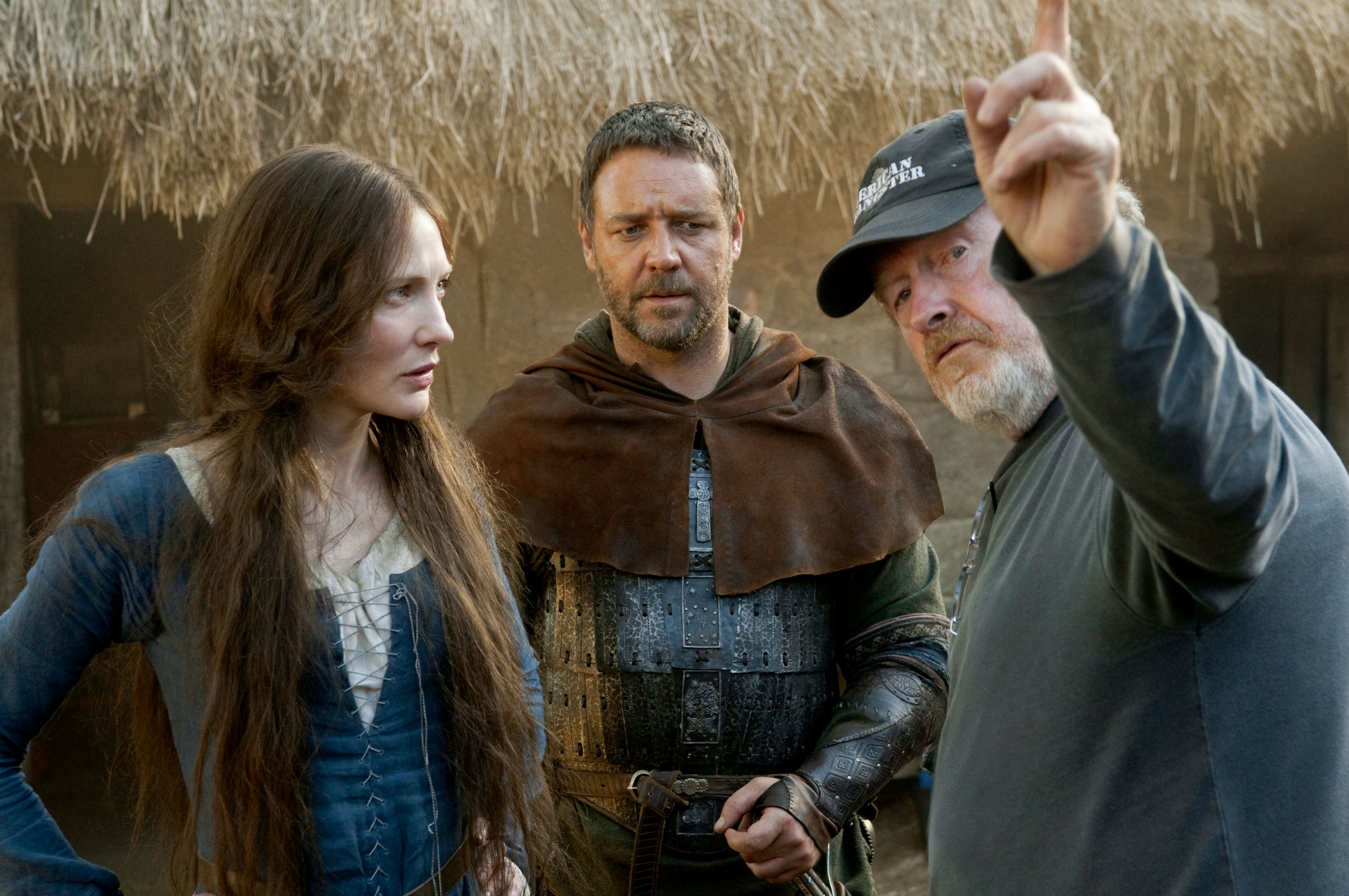Cate Blanchett, Russell Crowe and Ridley Scott on the set of Robin Hood