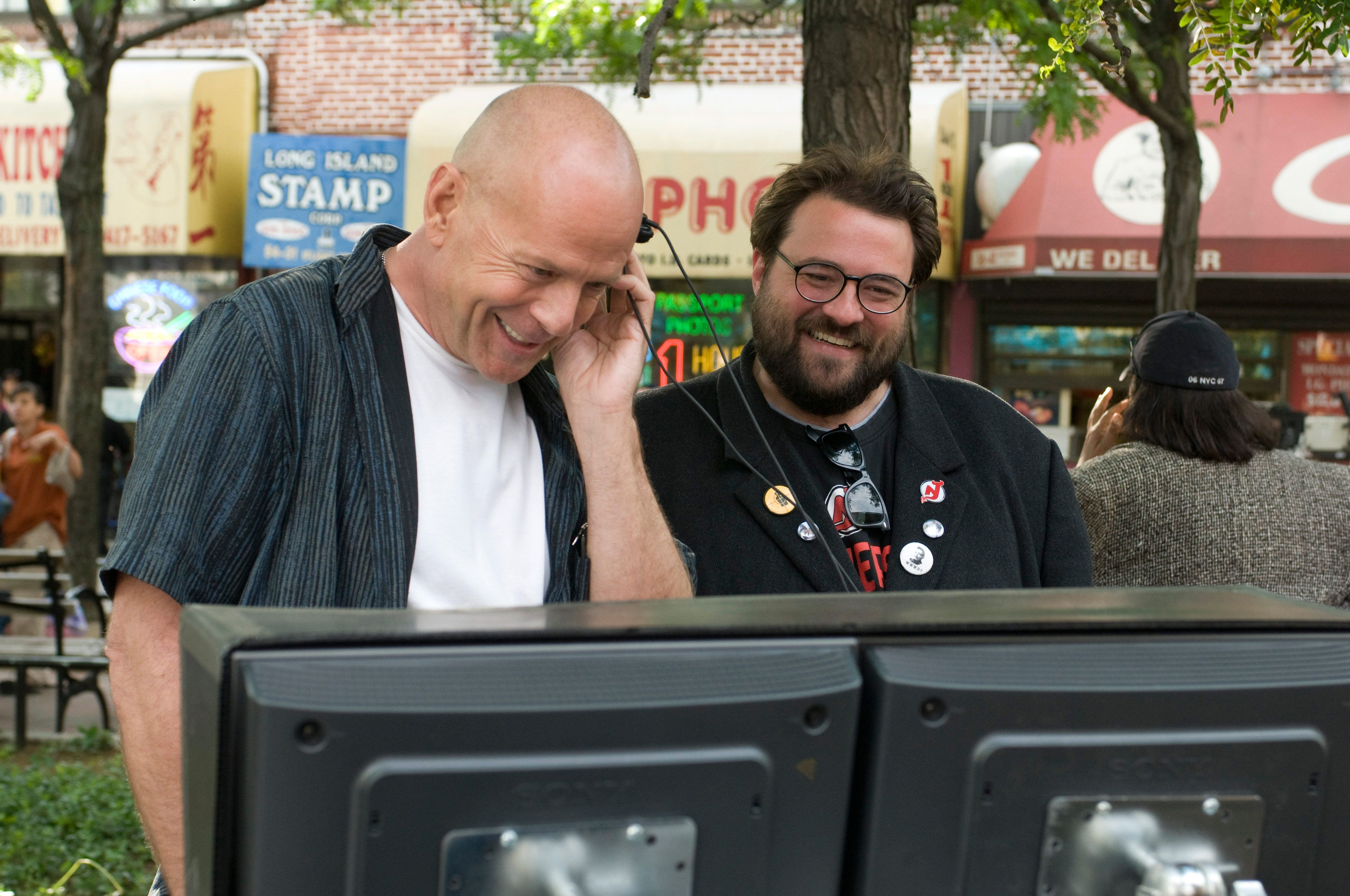 BRUCE WILLIS and Director KEVIN SMITH on the set of Cop Out